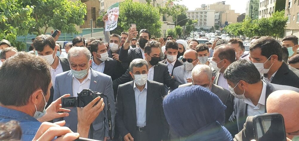 حضور احمدی‌نژاد در ستاد انتخابات کشور + حاشیه‌ها و تصاویر روز دوم