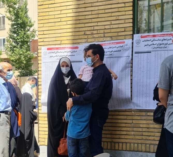 ماراتُن انتخاب هشتمین رئیس جمهور ایران آغاز شد/ صف‌های طولانی در دقایق ابتدایی رأی‌گیری / اتفاقی عجیب در لیست کاندیداهای نهایی انتخابات ریاست جمهوری+ تصاویر، فیلم و حاشیه‌ها