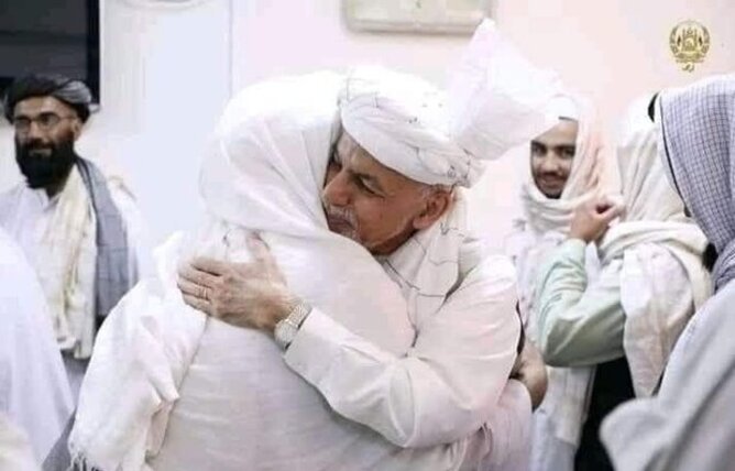 نمایندگان طالبان در آغوش اشرف غنی+عکس