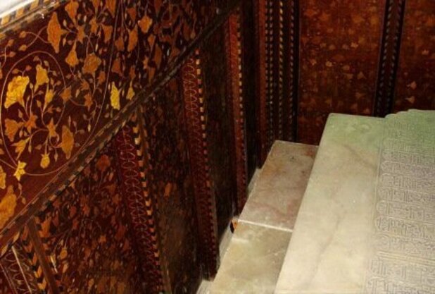 شعری که روی سنگ قبر قمربنی هاشم(س) حک شده +عکس