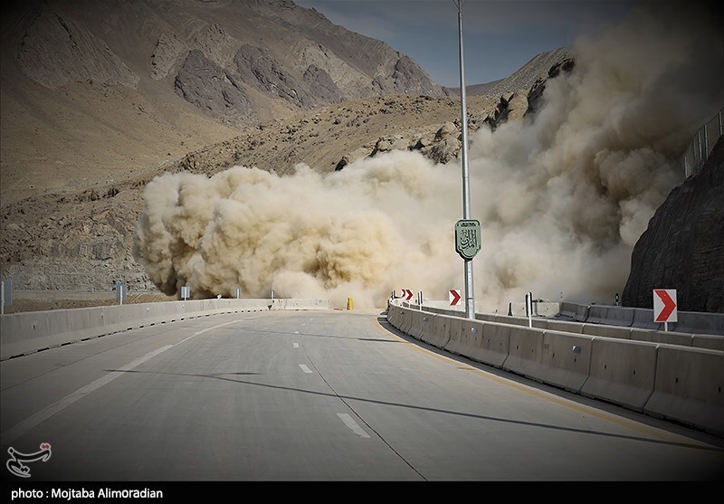 انفجار صخره ۵۰۰۰ تُنی در آزادراه تهران-شمال / گزارش تصویری