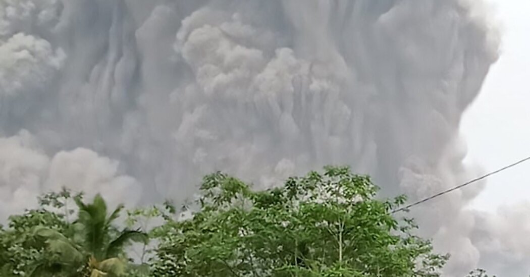 فوران آتشفشان در اندونزی/ ۱۳ نفر کشته شدند + فیلم