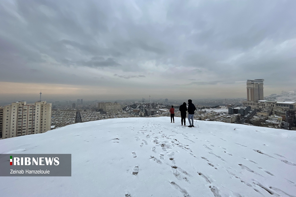 اولین بارش برف ۱۴۰۰ در تهران به روایت تصویر