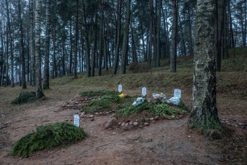 دیدنی های روز؛ از هدایای پاپ تا دفن پناهجویان در مرز بلاروس و لهستان