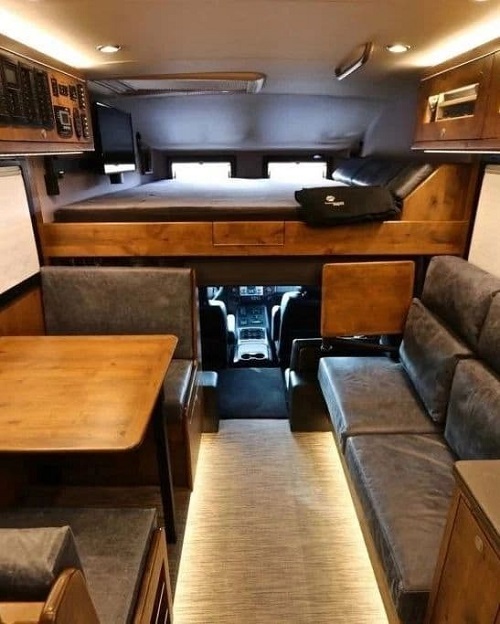 بازیگر مشهور بعد از طلاق در ماشین ۷۵۰ هزار دلاری می‌خوابد! + تصاویر