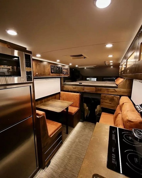 بازیگر مشهور بعد از طلاق در ماشین ۷۵۰ هزار دلاری می‌خوابد! + تصاویر