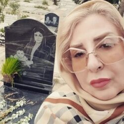 مرجانه گلچین بر سر مزار مادرش + عکس
