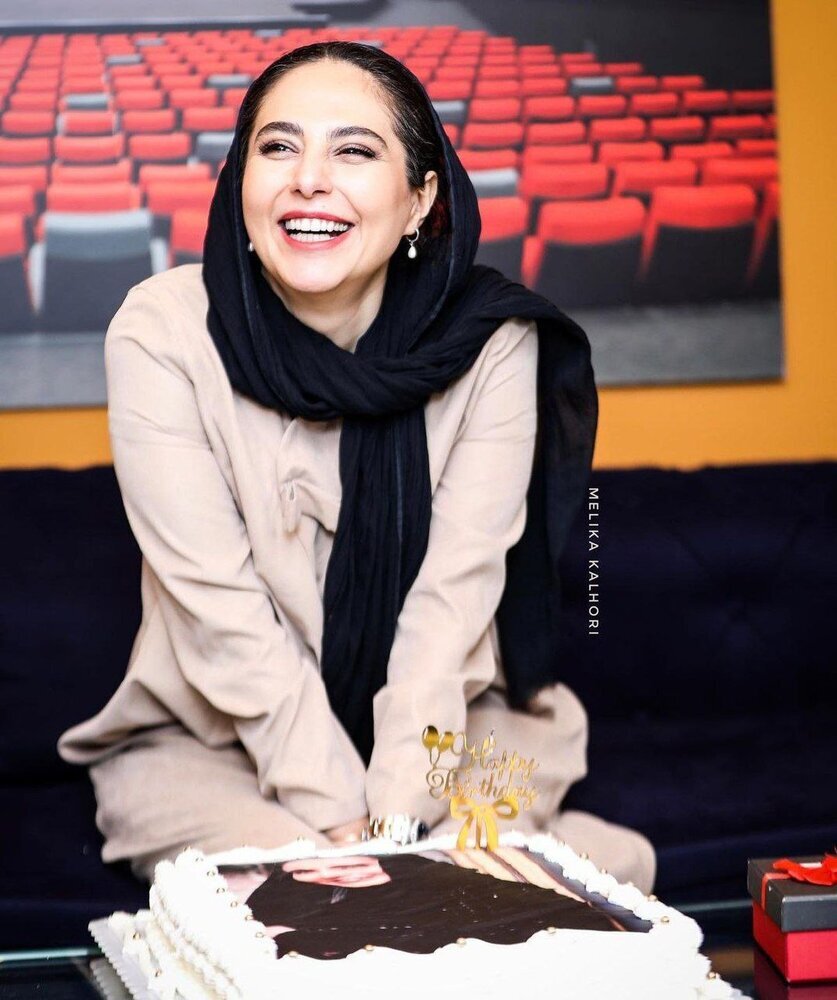 خنده رعنا آزادی‌ور در جشنِ تولدِ غافل‌گیر کننده او + عکس