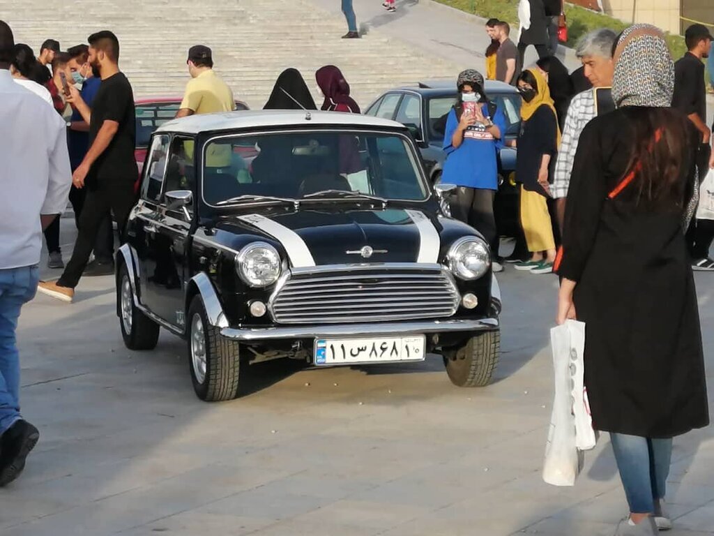 گردهمایی خودروهای کلاسیک در گذر فرهنگ | عکس‌ یادگاری شهروندان با ماشین‌های لوکس و قدیمی +تصاویر