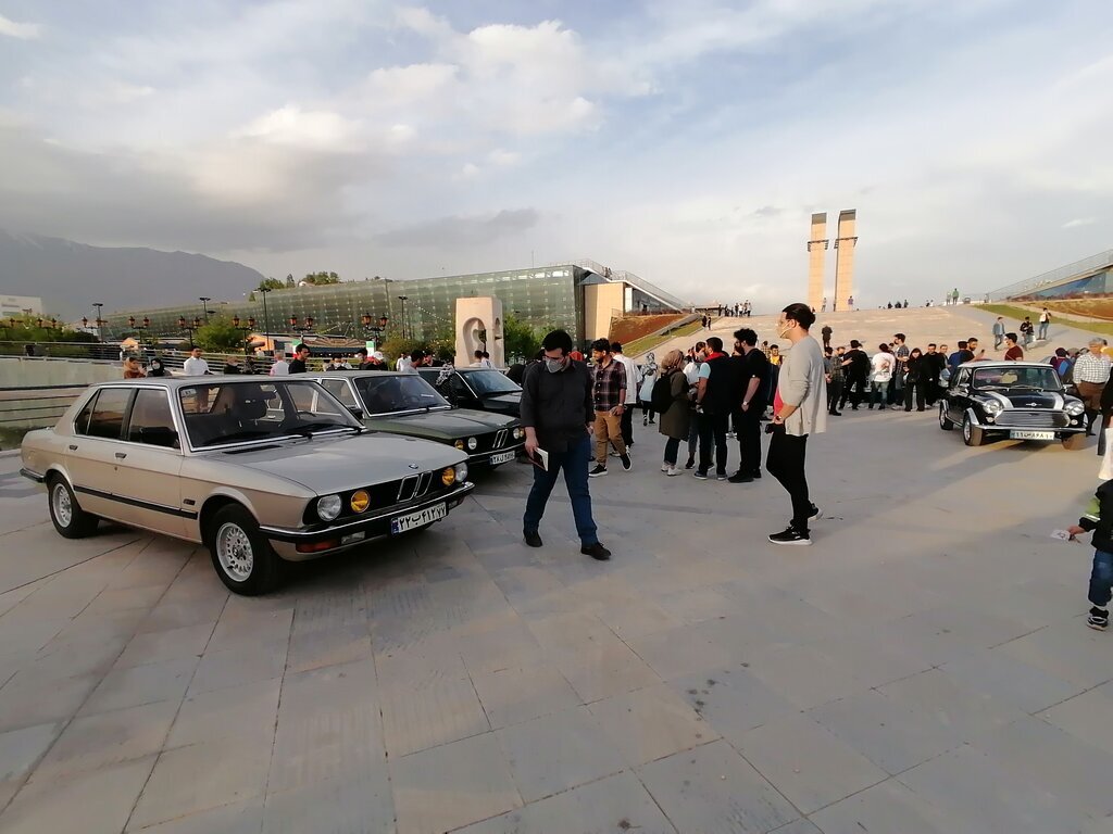 گردهمایی خودروهای کلاسیک در گذر فرهنگ | عکس‌ یادگاری شهروندان با ماشین‌های لوکس و قدیمی +تصاویر