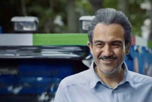 برخورد بسیار تلخ یک ماشین با خرس وسط بزرگراه + فیلم