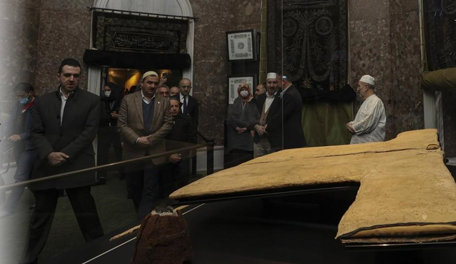 خرقه منتسب به پیامبر(ص) به نمایش گذاشته شد