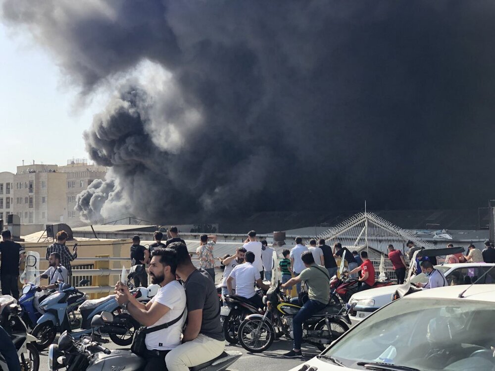 سیاه شدن آسمان تهران به خاطر آتش‌سوزی یک واحد صنعتی در تهرانپارس + فیلم و تصاویر