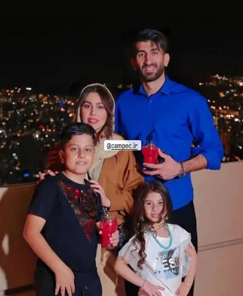 علی بیرو در کنار همسر و فرزندانش در فضایی خاص+ عکس