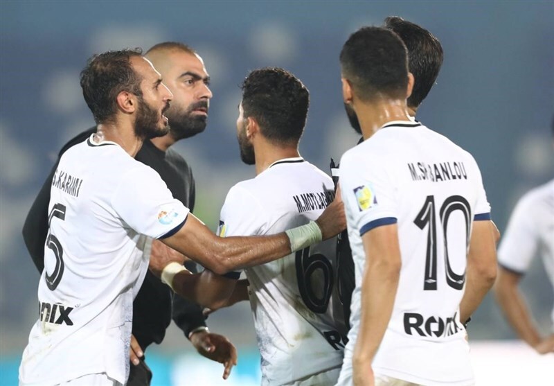 جنجال زارع در دیدار ملوان - پرسپولیس و تکرار نقش ویژه باقری | زارع: فدراسیون پشت داورها قایم می‌شود!+ تصاویر و فیلم