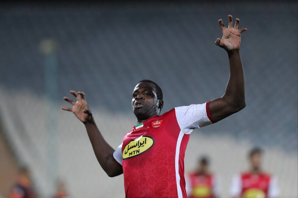 شادی پس از گل محبوب استقلالی ها با لباس پرسپولیس+ عکس