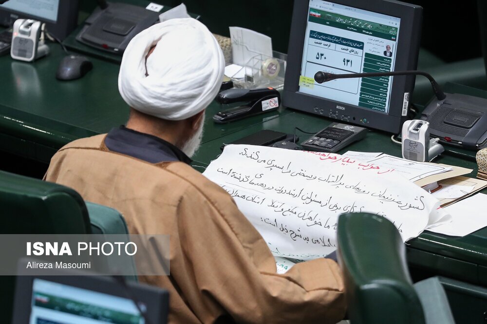 طومار خوانی مرتضی آقاتهرانی در مجلس