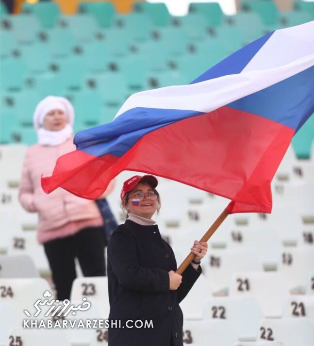 دختران روس تماشاگر بازی زنیت