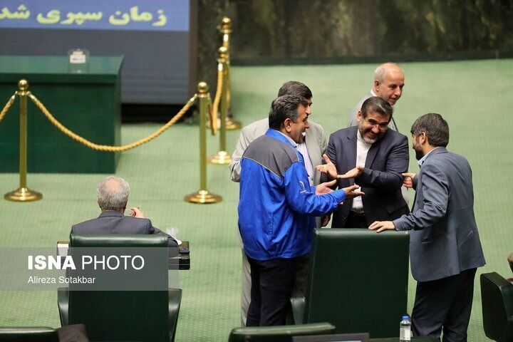 نماینده ای که با لباس ایران‌خودرو به مجلس رفت + عکس