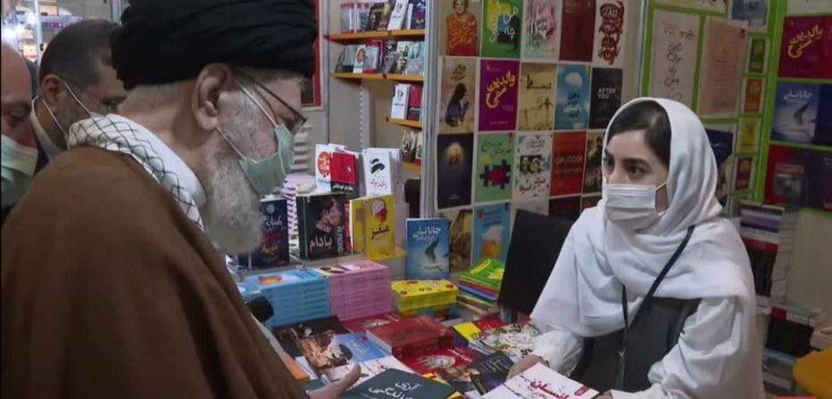 رفتار پدرانه رهبر انقلاب با یک دختر جوان در نمایشگاه کتاب