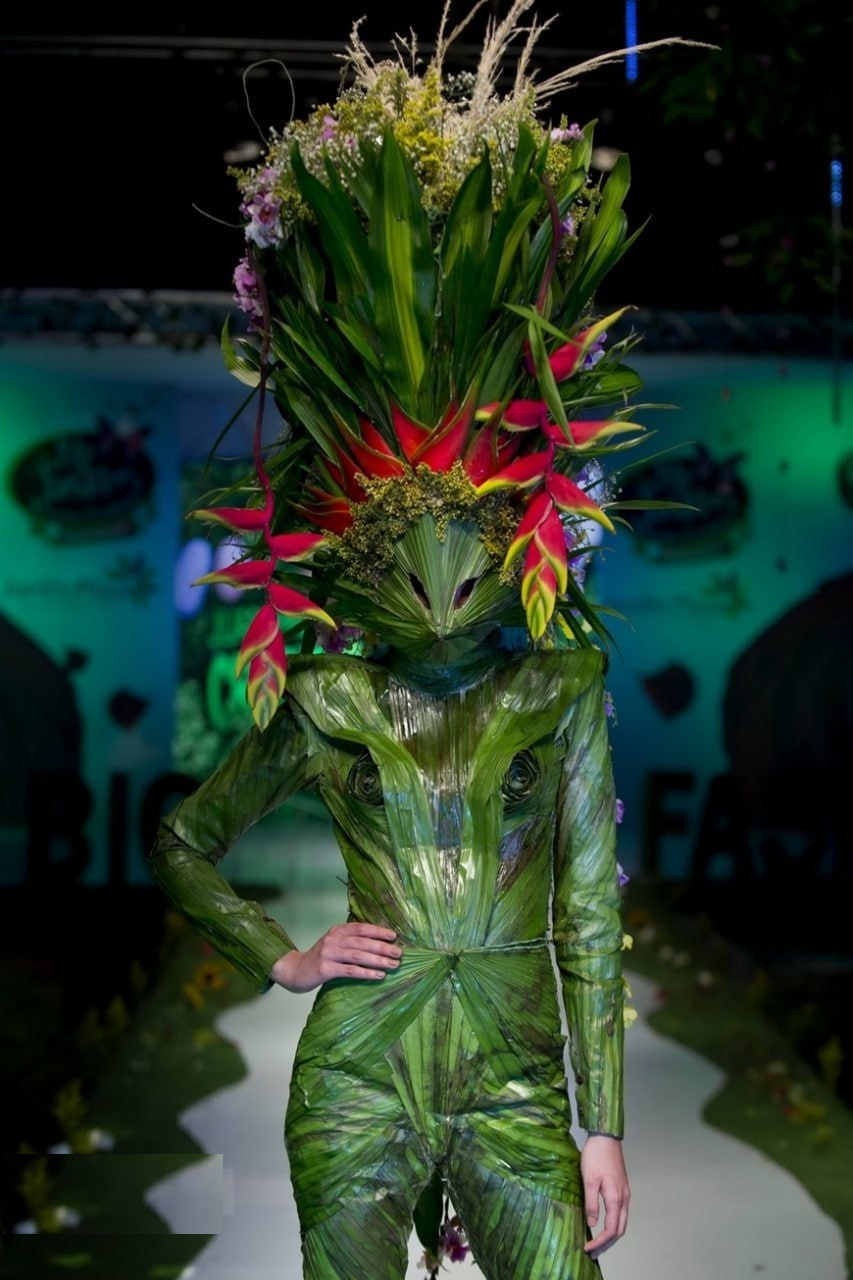 گل پوشیدن مدل ها در نمایش مد!+ عکس