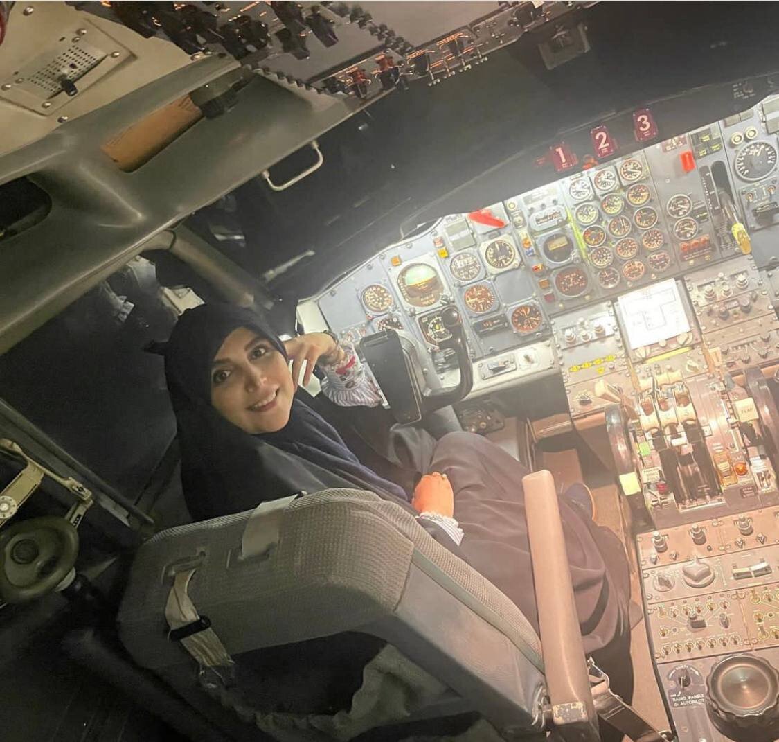 مجری زن مشهور چادری پشت فرمان هواپیما